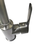 نمای نزدیک از شیر ظرفشویی کروم براق