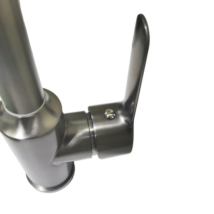 نمای نزدیک از شیر ظرفشویی کروم براق