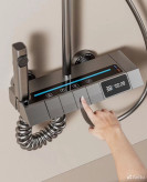 سیستم دوش مدرن با صفحه کنترل پیانویی و نورپردازی خطی LED