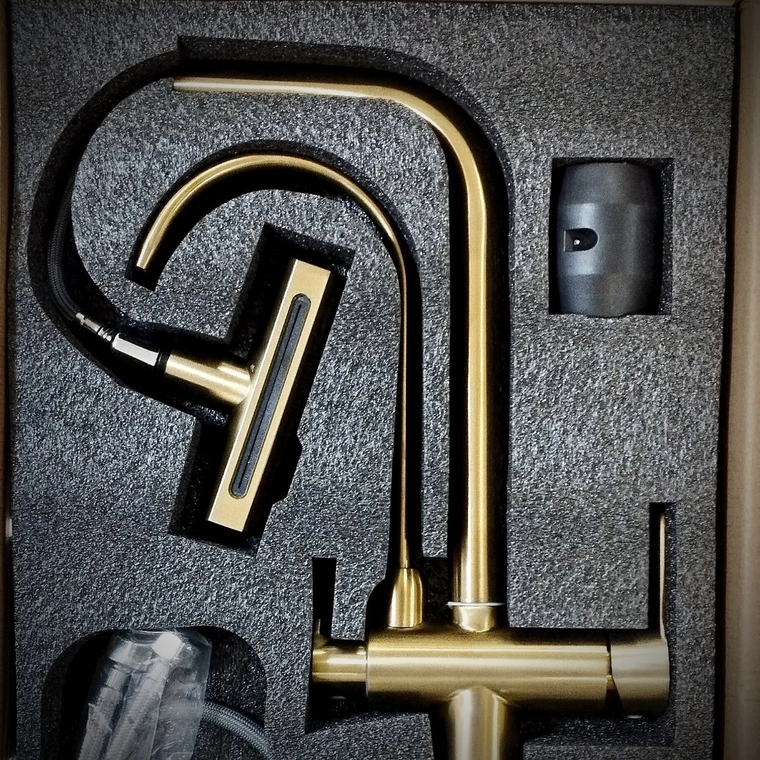 شیر آب با دو خروجی مجزا برای آب معمولی و تصفیهشده