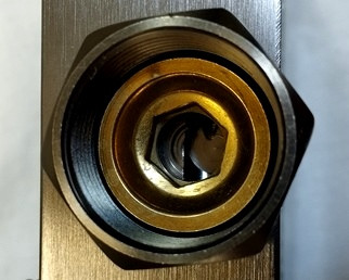 دوش نصبشده روی دیوار کاشیکاریشده مدرن