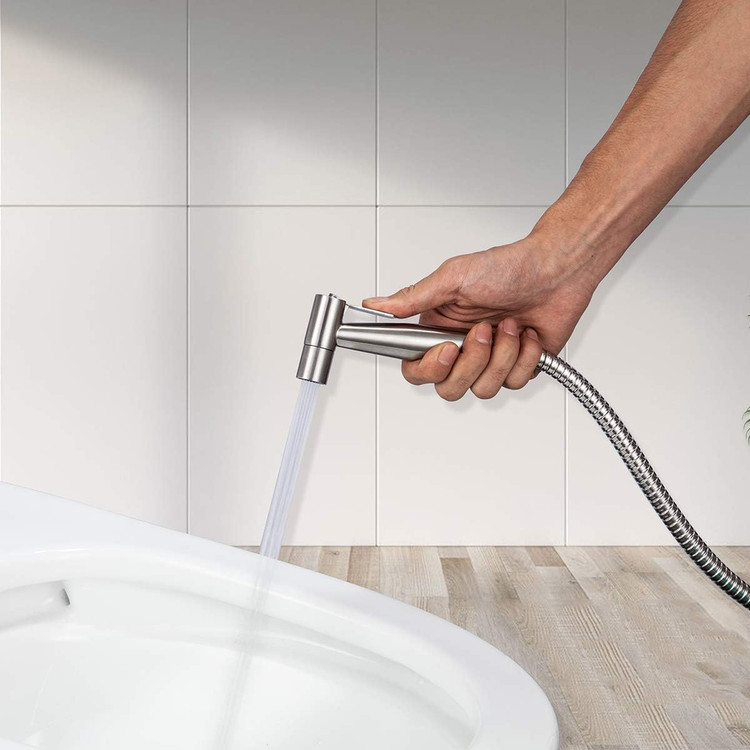 تمیز کردن حیوان خانگی با اسپری شطاف در فضای حمام