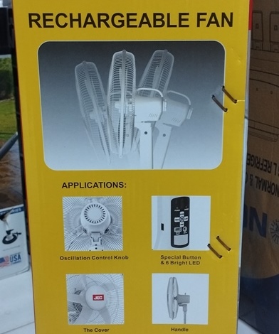 پنکه بدون سیم JEC در یک اتاق نشیمن مدرن - ایدهآل برای قطعی برق