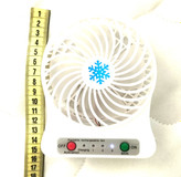 خنک کردن صورت با پنکه دستی شارژی در روزهای گرم