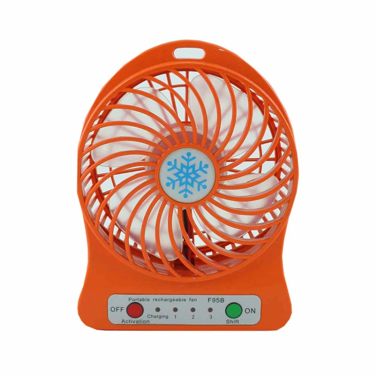 پنکه مسافرتی چند منظوره در کنار کیف و لوازم سفر