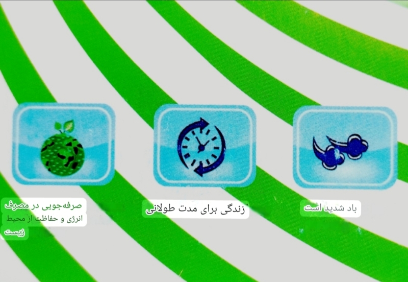 خنک کردن صورت با پنکه دستی شارژی در روزهای گرم