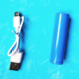 خنک کردن صورت با پنکه دستی شارژی در روزهای گرم