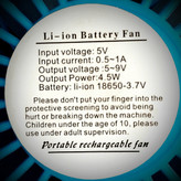 خنک کردن صورت با پنکه دستی شارژی در روزهای گرم