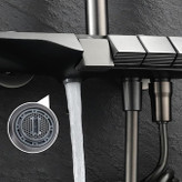 نصب شده دوش پیانویی دیکالان در یک حمام شیک و مدرن