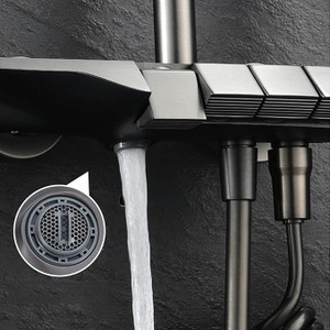 نمای نزدیک از نمایشگر دیجیتال دوش پیانویی دیکالان برای تنظیم دما