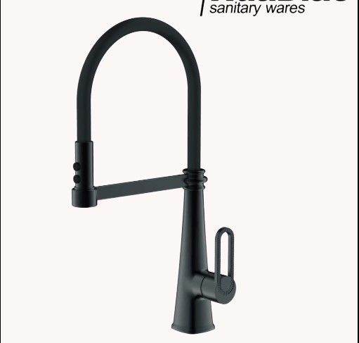 نمای نزدیک از لوله انعطافپذیر شیر آشپزخانه HuaDiao