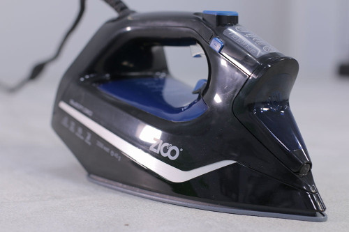 اتو بخار دستی زیکو مدل ZC‑2023 روی لباس مجلسی مشکی