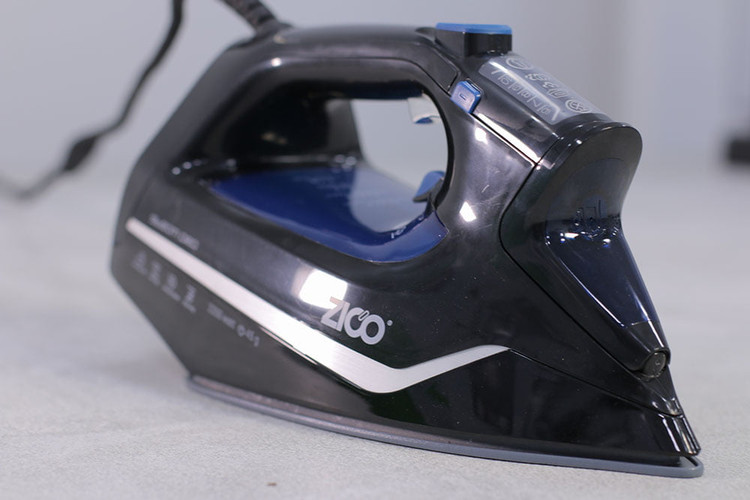 اتو بخار دستی زیکو مدل ZC‑2023 روی لباس مجلسی مشکی