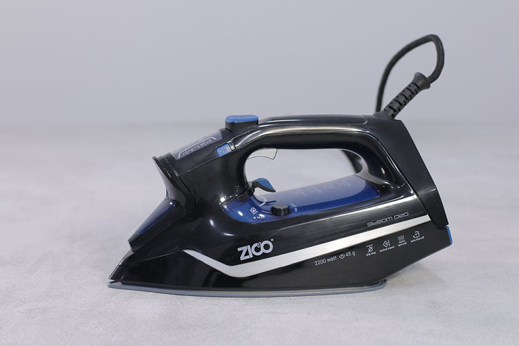 بخار قدرتمند اتو زیکو 2023 در حال صافکردن کت رسمی