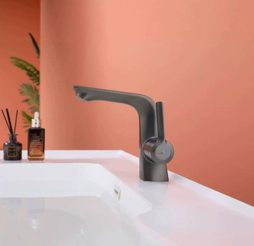 نمای نزدیک از بدنه براق و دستهی تک اهرم شیر روشویی کلاسیک Hyshin 2603.