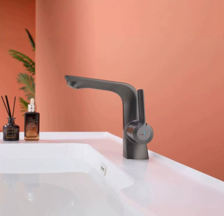 نمای نزدیک از بدنه براق و دستهی تک اهرم شیر روشویی کلاسیک Hyshin 2603.