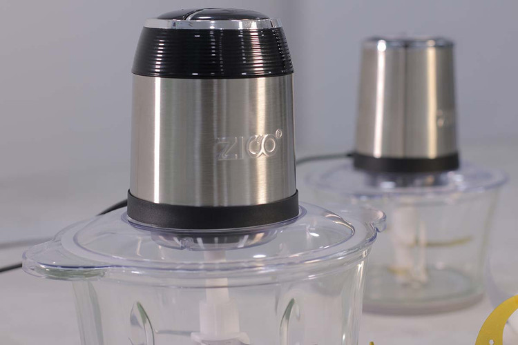 نمای نزدیک از تیغههای طلایی و استیل خردکن زیکو ZC-7026