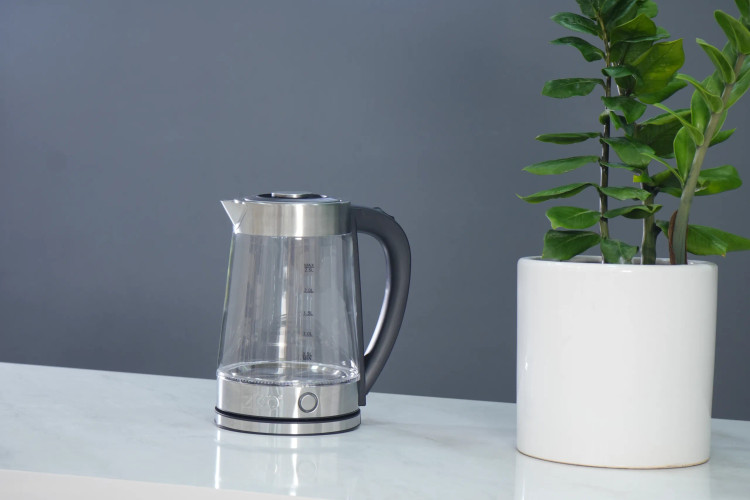 کتری برقی ZICO ZC-4120 روی میز آشپزخانه با طراحی مدرن