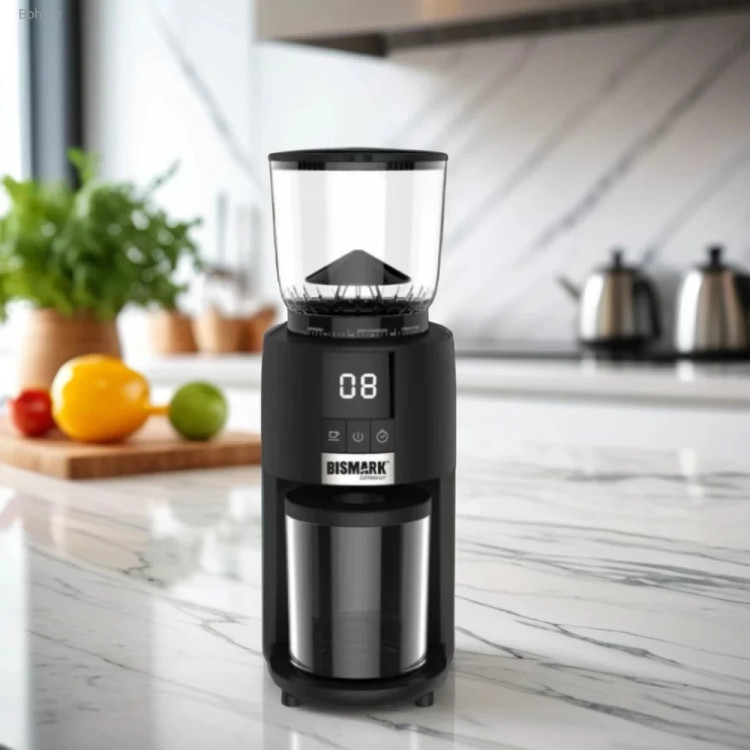 آسیاب قهوه بیسمارک BM4474 در حال آسیاب دانه قهوه